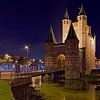 Photo de nuit de l'Amsterdamse Poort à Haarlem sur Anton de Zeeuw