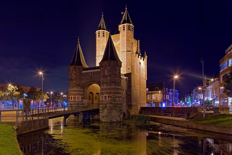 Nachtfoto Amsterdamse Poort te Haarlem van Anton de Zeeuw