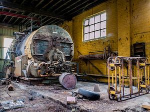 Machine in verlaten Fabriekshal, België van Art By Dominic