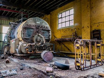 Machine in verlaten Fabriekshal, België van Art By Dominic
