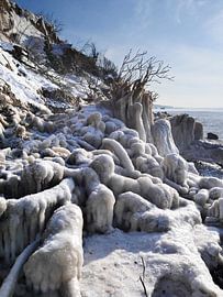 Gefrorener Strand – Steilküste Hohes Ufer, Ahrenshoop, Darß von Jörg Hausmann