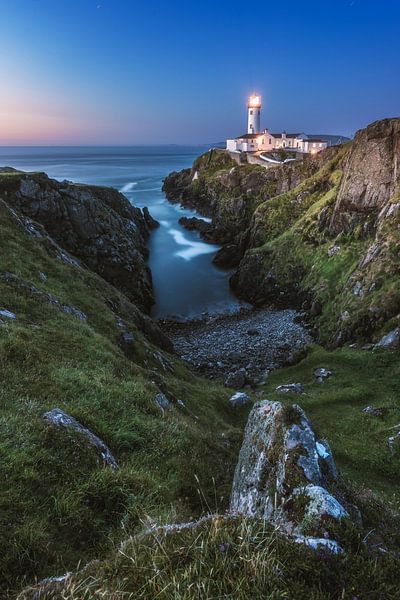 Fanad Head Leuchtturm in Irland bei Nacht von Jean Claude Castor