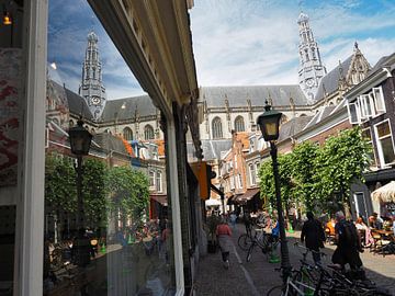 Reflectie kerktoren Haarlem van Atelier Liesjes