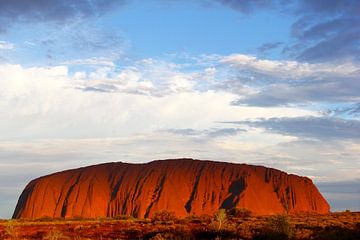 Uluru bij avond van Inge Hogenbijl
