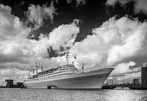 Tender sur le SS Rotterdam dans le Maashaven sur huub claessens