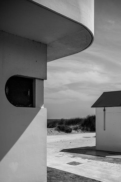 Zwart-wit. strand, ouistreham, kust van Christa Romp