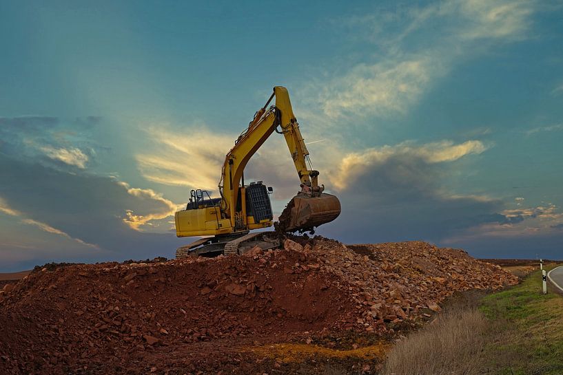 Excavator in action by Babetts Bildergalerie