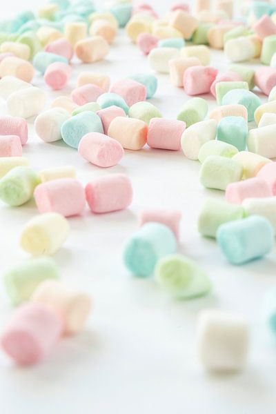 Mini biscuits au bacon dans des couleurs pastel, impression d'art photographique alimentaire - léger par Christa Stroo photography