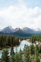 Blick auf Kanada - Strahlend blauer Fluss, Wälder und Berge