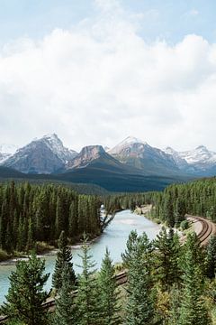 Canadees uitzicht - Helderblauwe rivier, bossen en  bergen van Marit Hilarius