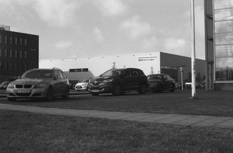 Geparkeerde auto's ergens in Almere von Melvin Meijer