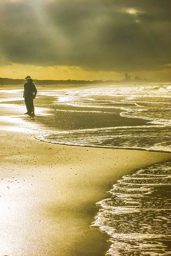 Katwijkse vloedlijn bij zwaar weer met doorbrekende zon