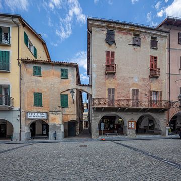 Gallerij en steegje in Mellisimo, Piemont, Italie