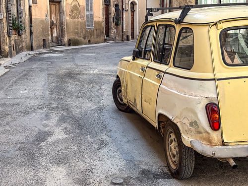Renault 4 geparkeerd op straat in de Provence