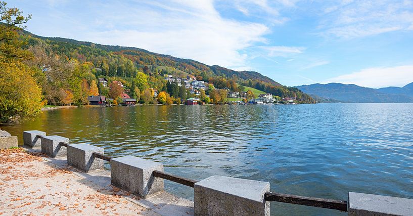 Mondsee, promenade aan de oever van het meer met uitzicht op de herfst van SusaZoom