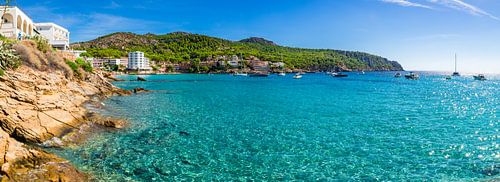 Zeegezicht panorama van Sant Elm, prachtig uitzicht op de baai