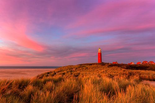 Le phare de Cocksdorp sur l'île de Texel et les beaux rouges du soir