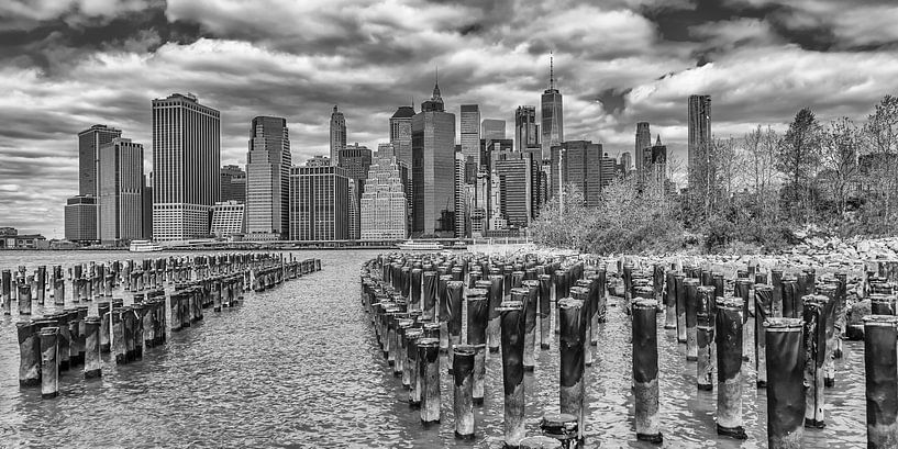 NEW YORK CITY Brooklyn Riverside View | Panorama Monochrome par Melanie Viola