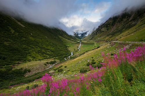 Laaghangende bewolking boven de prachtige Nufenenpas in Zwitserland