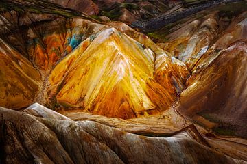 Kleurrijk vulkanisch landschap op IJsland van Chris Stenger