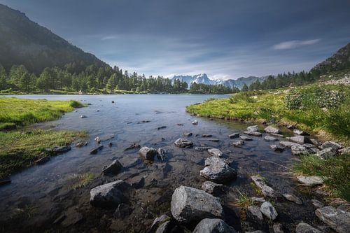 Le lac d'Arpy et le massif du Mont Blanc. Vallée d'Aoste