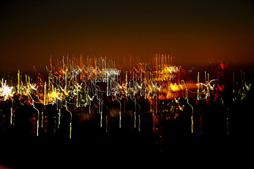 Danse des lumières nocturnes – Silhouette urbaine abstraite
