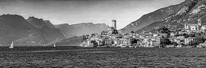 Gardasse bei Malcesine del Garda in schwarzweiss. van Manfred Voss, Schwarz-weiss Fotografie