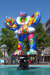 Brunnenskulptur Livesaver in der Fussgaengerzone Koenigstrasse, Duisburg, Nordrhein-Westfalen, Deuts