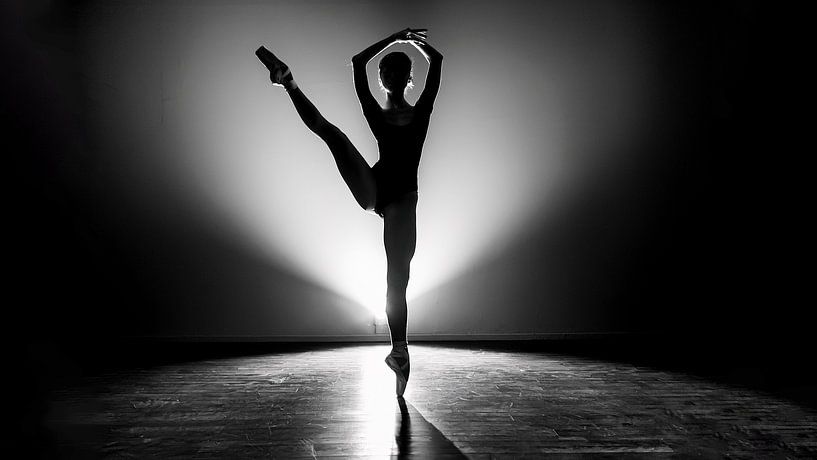 Danse dans la lumière - Elegant Ballerina Photography par Retinas images