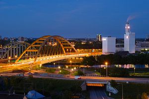 Zicht op Hogeweidebrug en Douwe Egbertsfabriek in Utrecht van Donker Utrecht