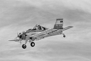 PZL-106 Kruk am Himmel in schwarzweiß