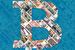 "Bitcoin over bills" (in blau) - Bitcoin art - Logo hinter alten, aufgehängten Banknoten von Roger VDB