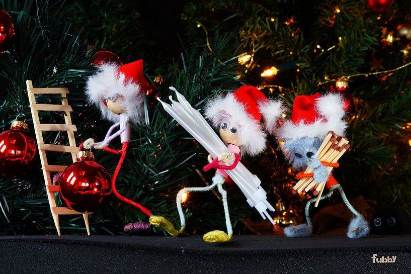 Kerstsfeer met Fubby's die de decoratie verzorgen. van Sailographic Paula