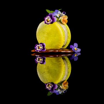 Gele viool  macaron, yellow flower macaron van Corrine Ponsen