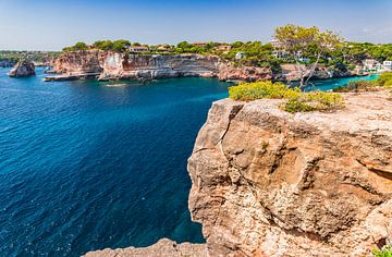 Spanje Mallorca eiland, mooie rotsachtige kliffen aan de kust van Santanyi, Spanje Middellandse Zee van Alex Winter