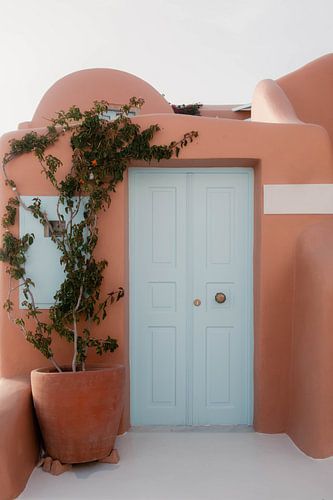 Blauwe deur in oranje gebouw | reisfotografie print | Oia Santorini Griekenland