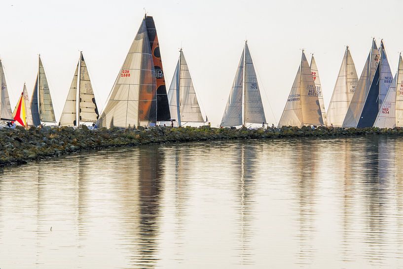 Zomer in Friesland op het IJsselmeer bij Stavoren. van Harrie Muis