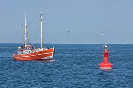 Warnemuende : Fischkutter in der Ostsee mit Boje von Torsten Krüger