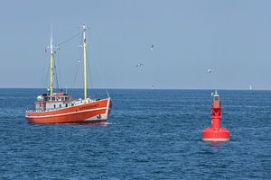 Warnemuende : Fischkutter in der Ostsee mit Boje