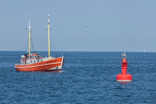 Warnemuende : Fischkutter in der Ostsee mit Boje