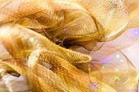 Feestelijke en elegante glamour: goudkleurige stof met lichtspel