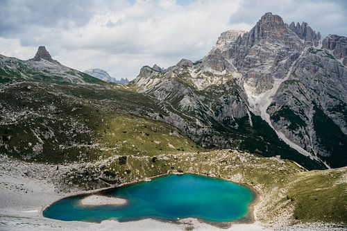 Bergmeer omringd door de prachtige ruige bergen en puntige rotsen van de Dolomieten - Italië van Maaike van Perlo - Verhoef