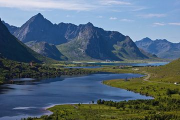 Blick auf einen Fjord auf den Lofoten von Anja B. Schäfer