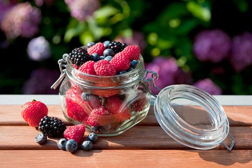 Bosvruchten in glazen pot