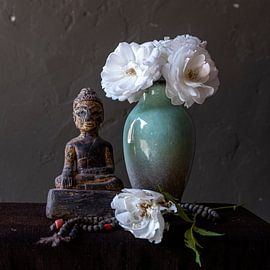 Stilleben mit Buddhastatue und Rosen von Affect Fotografie