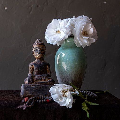 Stilleben mit Buddhastatue und Rosen