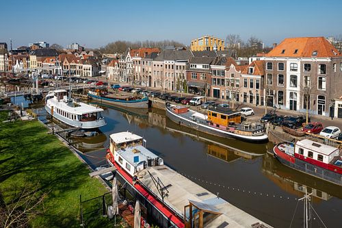 Prachtige uitzicht op een gracht in de stad Zwolle