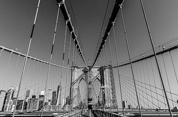 Pont de Brooklyn New York City en noir et blanc sur Anne van Doorn