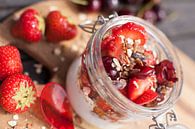 Ontbijtje met aardbeien en kersen van Willy Sybesma thumbnail