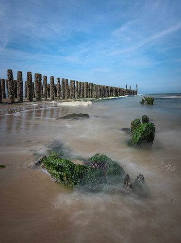 De  zee en de golfbrekers.